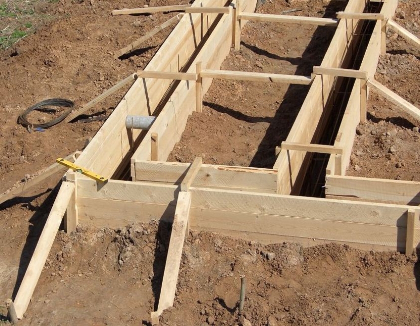 When installing the formwork for the foundation, it is very important to monitor the accuracy of the corners and joints, therefore it is necessary to use the building level