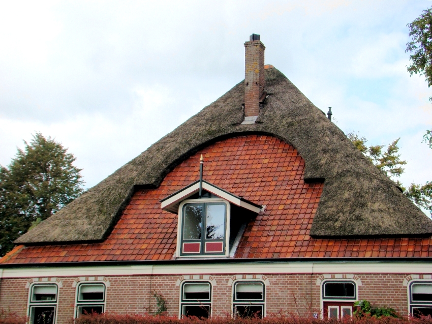 Krovni krov sastoji se od četiri površine iste veličine i trokutastog oblika, koje su povezane na vrhuncu