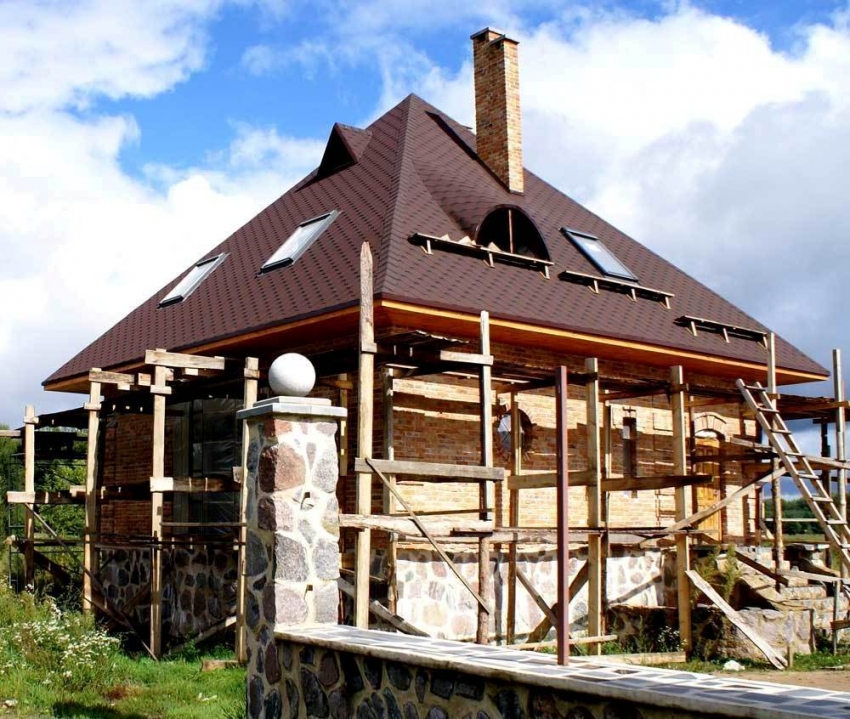 Oblik, vrsta i veličina krova ne mogu se odabrati na temelju karakteristika zgrade i vremenskih uvjeta u regiji