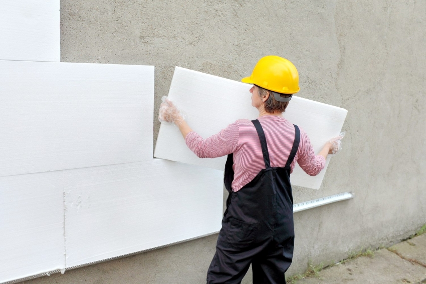 If you plan to finish the exterior walls of the building with decorative plaster, you should choose the right material for insulation, such as expanded polystyrene or mineral wool
