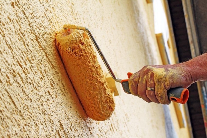Textured bark beetle plaster can be painted with silicone, acrylic and silicate paints, which are well applied and dry quickly