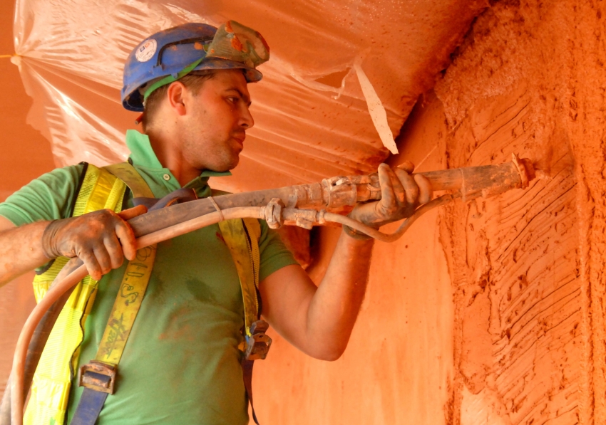 The mechanized method of plastering the walls reduces the consumption of the mixture