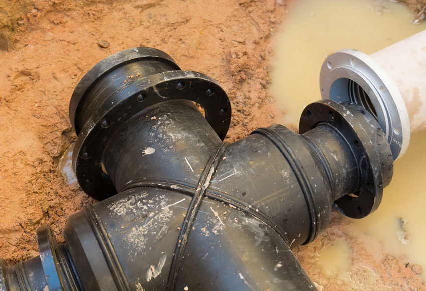 Pour éviter les fuites, il est nécessaire d'effectuer l'installation de tuyaux d'égout strictement conformément aux exigences techniques