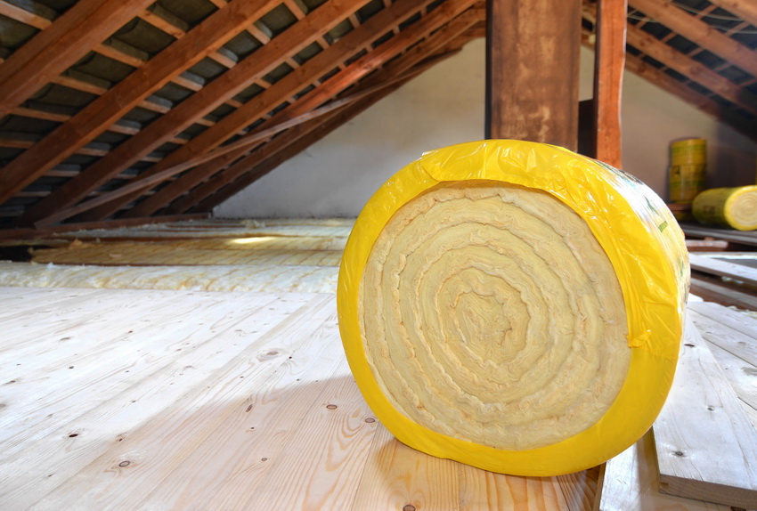The peculiarities of mineral wool are that it not only retains heat, but also has excellent sound insulation properties.