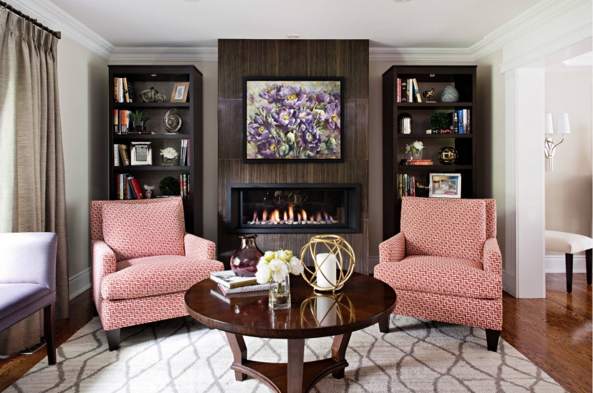 Tapeta v neutrálních odstínech zdůrazňuje barevné schéma nábytku a dekorativních prvků v interiéru obývacího pokoje