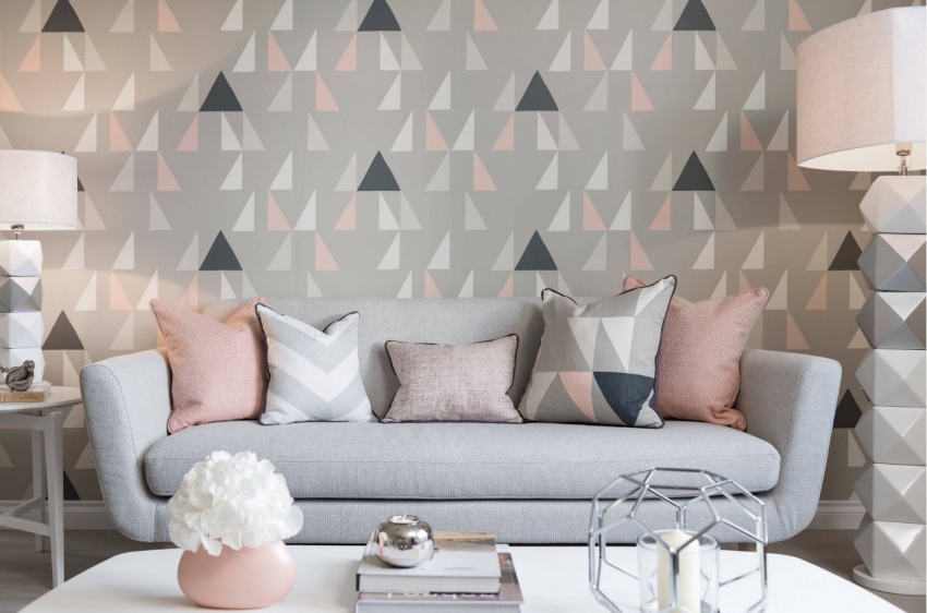 Při zdobení obývacího pokoje v jedné barevné škále stojí za to diverzifikovat interiér tapetami s grafickým zajímavým vzorem