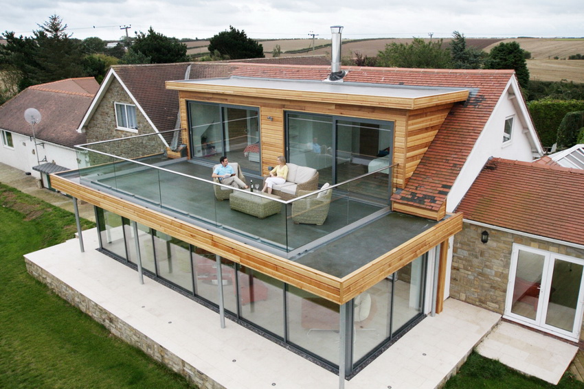 Tehnologija uređenja ravnog krova također može dobro doći kod gradnje verande s terasom na katu.
