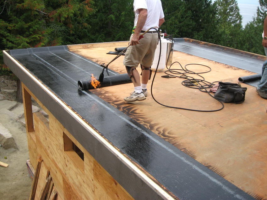 Vruće polaganje bitumena ili krovnog materijala na krov
