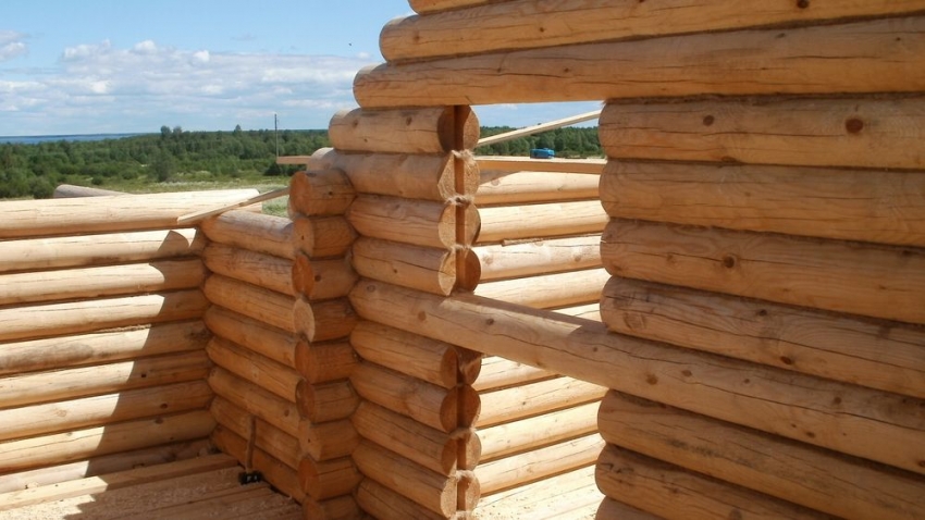 If you buy ready-made logs of the required size from the manufacturer, you can build a bath quite quickly.