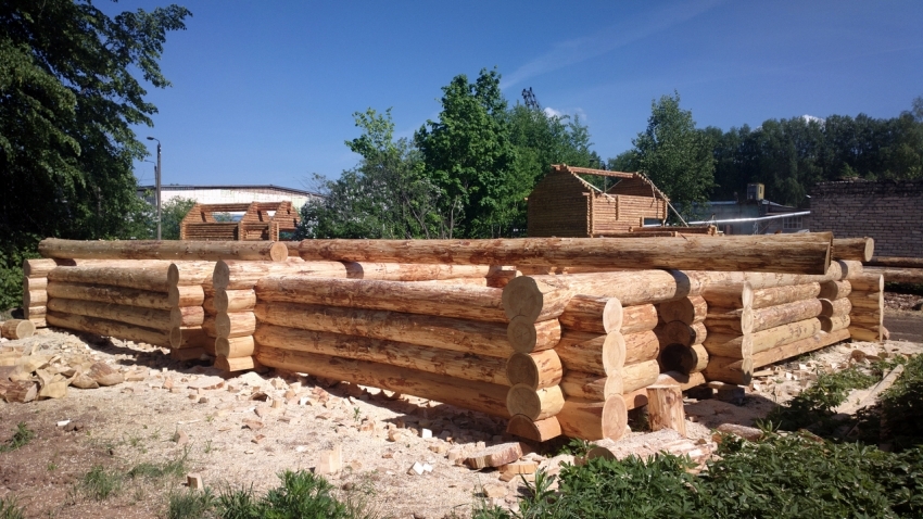 The debarked log undergoes minimal external processing, due to which high strength of each element and the whole structure is achieved