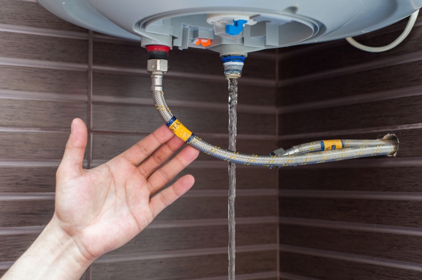 Prije ispuštanja vode iz kotla, isključite uređaj na jedan dan, tako da se voda u spremniku ohladi