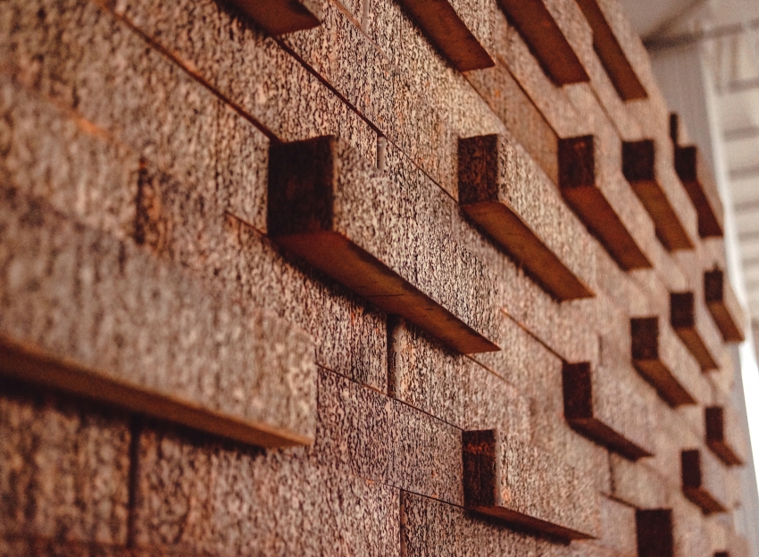 Placarea nestandardă a unei fațade a clădirii cu cărămizi din clincher necesită profesionalismul unui zidar