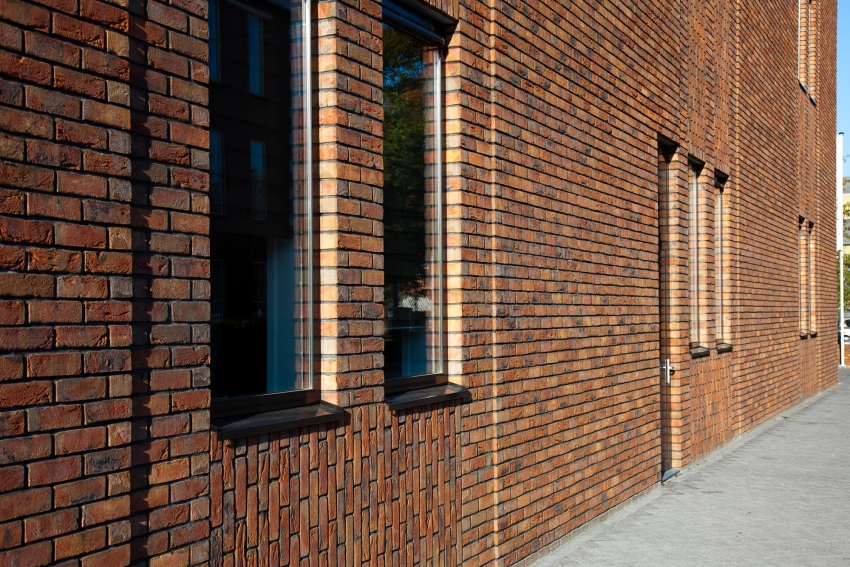 Facade cladding with clinker bricks from Wittmunder Torfbrand Klinkerwerk, which has a golden hue