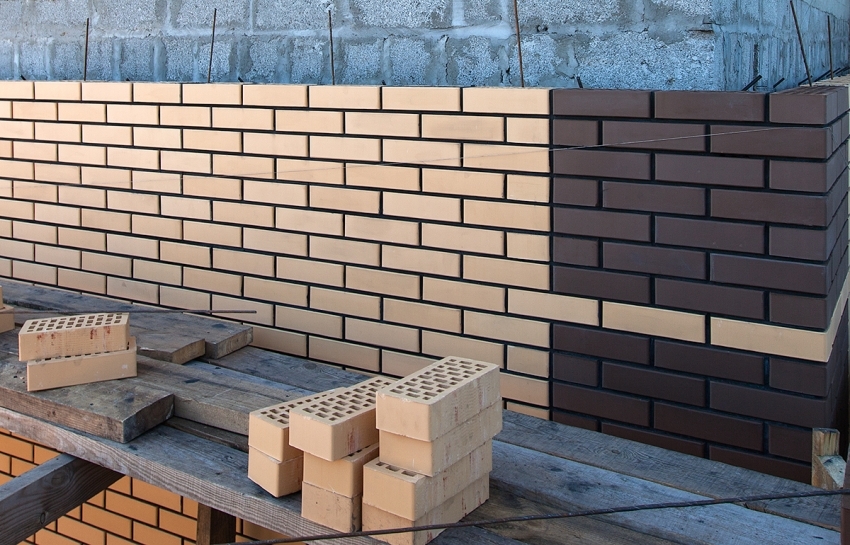In order for the color of the finish to be uniform, it is necessary to lay bricks sequentially from different packages