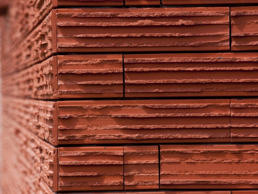 The Baksteen 051-Cedarwood clinker collection by Daas Baksteen features an original texture that imitates cedar bark