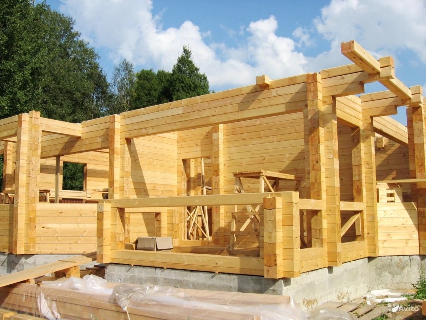 In order for the building to have all the necessary characteristics, it is worthwhile to familiarize yourself in advance with the advantages and disadvantages of timber as a material for construction