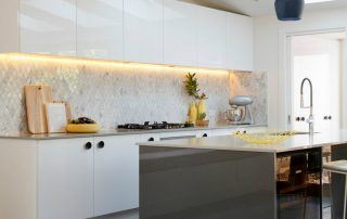 Lampu LED untuk dapur di bawah kabinet: ciri pemilihan dan pemasangan