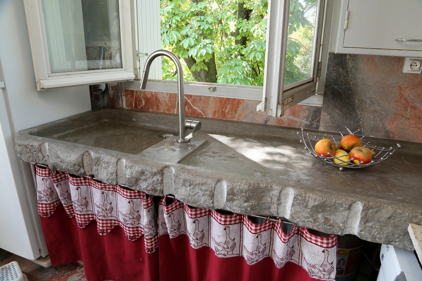To emphasize the original style of the kitchen, you should choose a non-standard sink