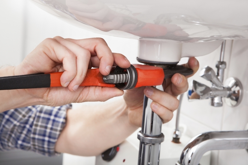 Installation of plumbing fixtures can be carried out at the very end of the repair, if the owners do not live in the apartment