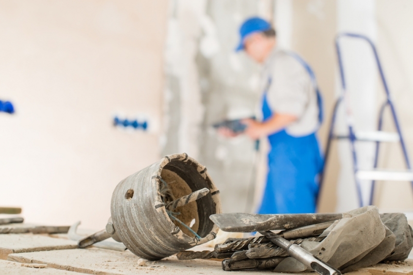 Having made the decision to do major repairs on your own, it is necessary to take into account additional expenses for the purchase or rental of special equipment.