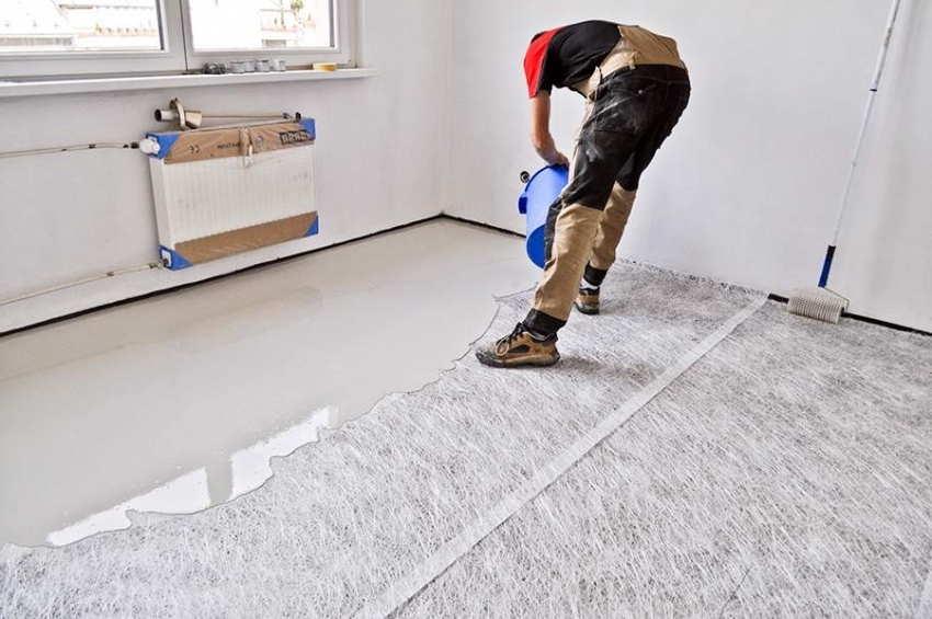 The process of performing a floor screed with a self-leveling mixture