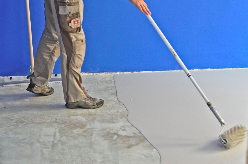 A special needle roller is used to evenly distribute the screed and remove air bubbles