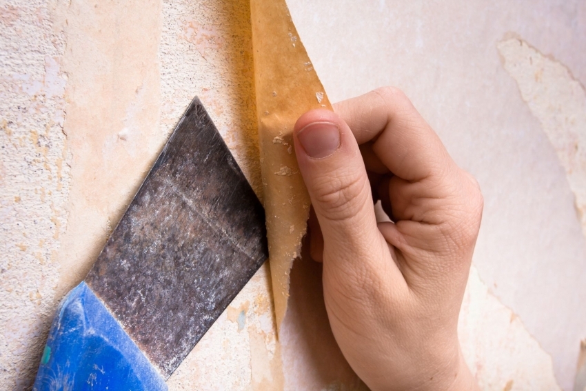 The preparatory stage consists of dismantling old window or door structures, removing old finishes from walls and floors, and sealing irregularities