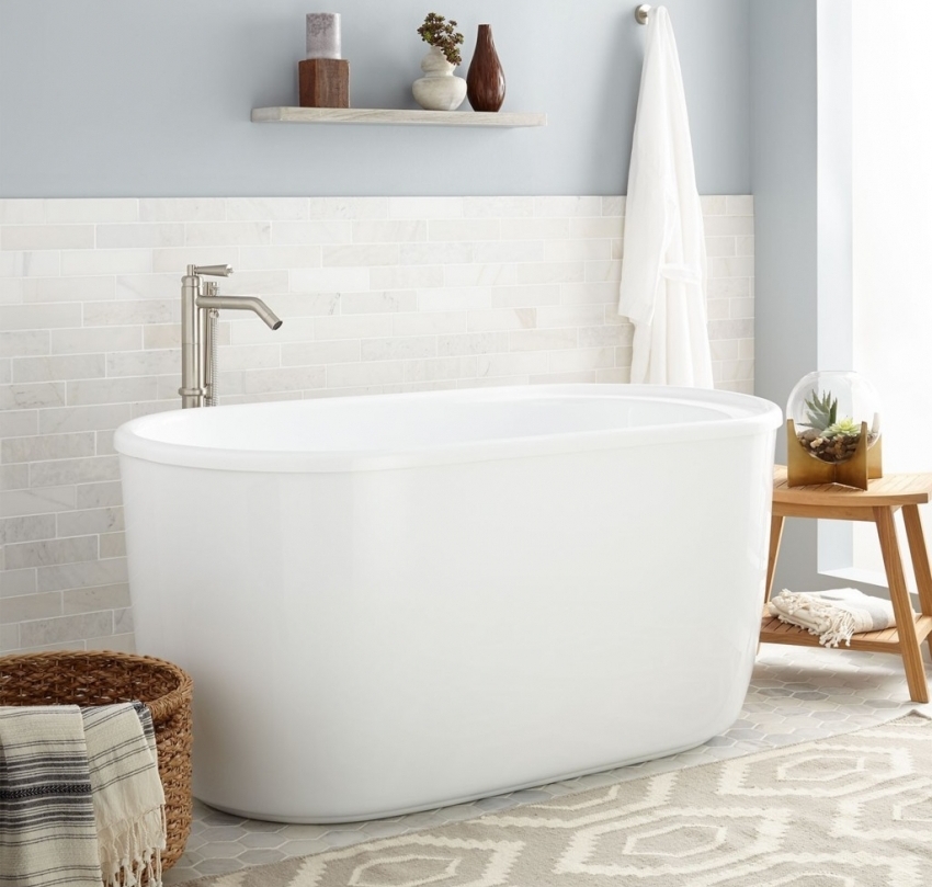 A big advantage of acrylic bathtubs is the surface, which, after contact with water, does not turn yellow or tarnish.