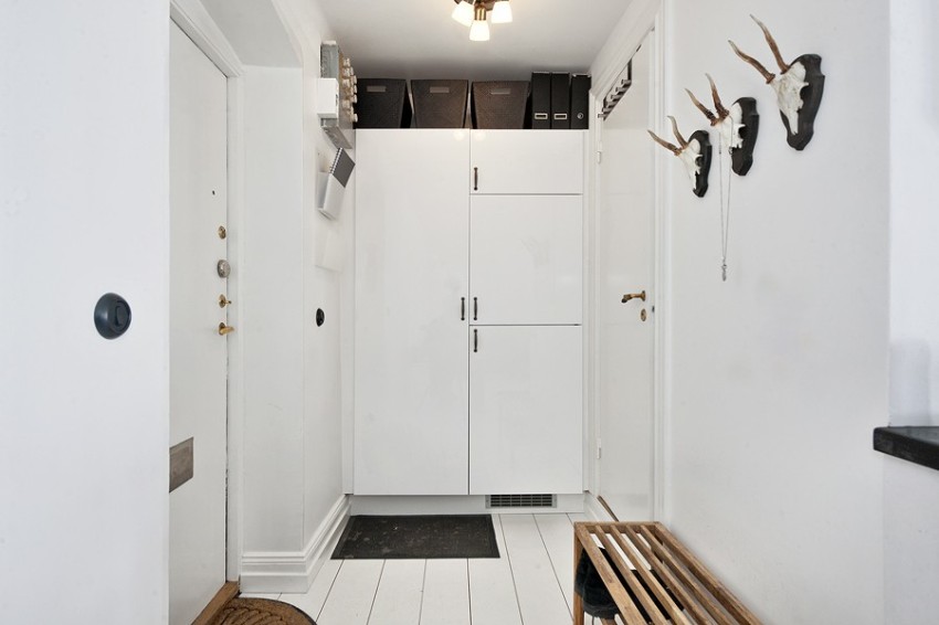 If several interior doors go out into the corridor, they should be decorated in the same way, it is even better if their color matches the shade of the walls so as not to stand out from the general background
