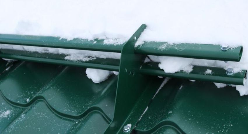 Snow holders on the roof: classification, application and installation features