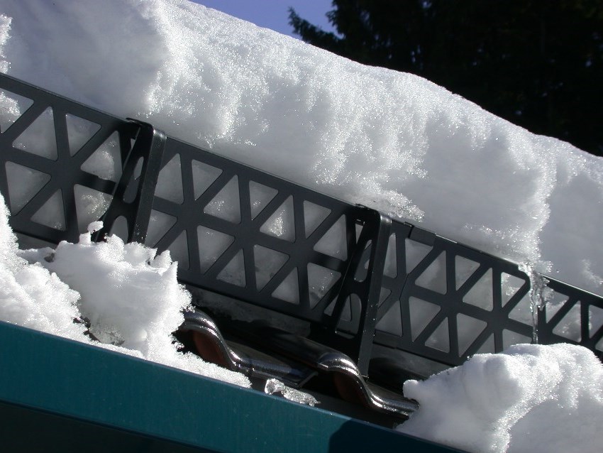 Lattice snow holders are made of galvanized steel and coated with a protective paint composition, which allows you to choose the structure to match the roof