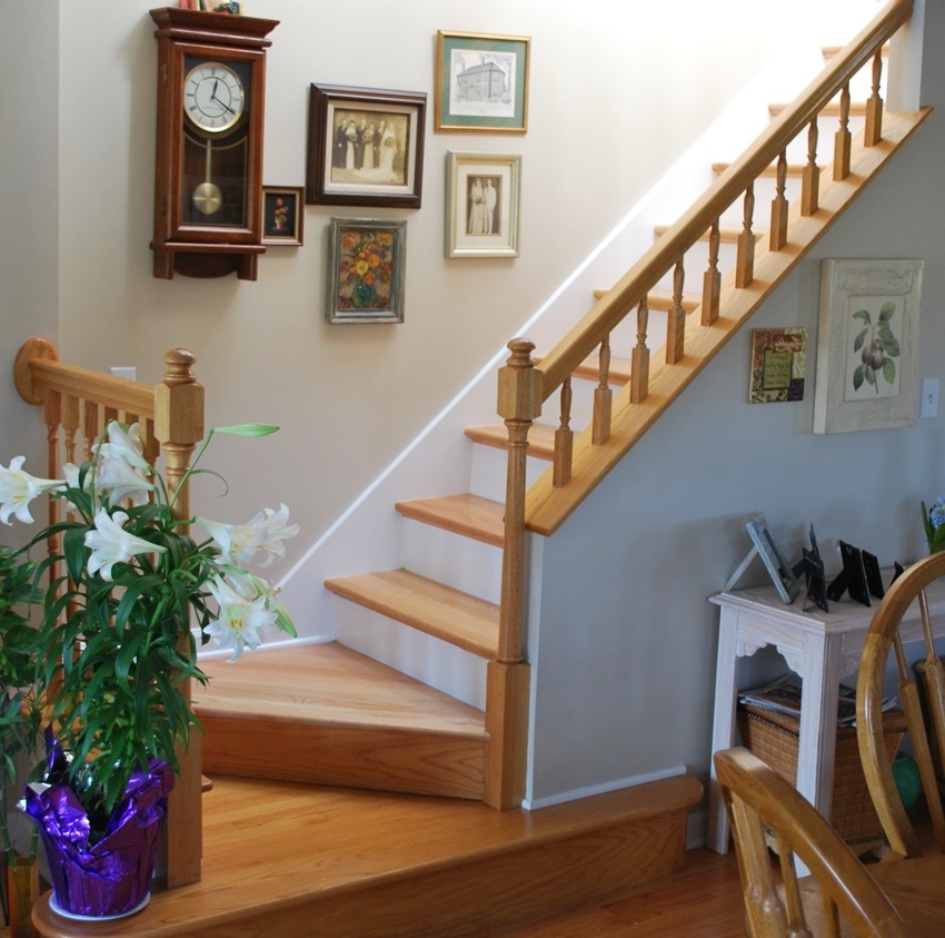 Da biste ukrašavali stepenice u klasičnom stilu, trebali biste dati prednost jednostavnim oblicima i prirodnim nijansama.