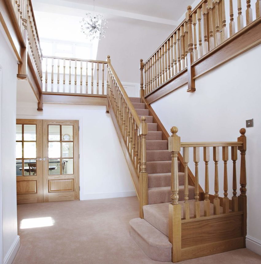 To create a staircase, you should use elements from one type of wood. Such a technique will allow not only to maintain the design in a single style, but also provide uniform performance characteristics.