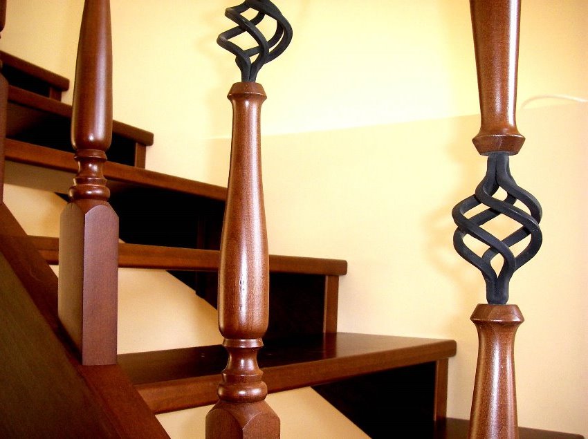 Kombinacija drvenih i metalnih elemenata stvara zanimljiv dekorativni efekt