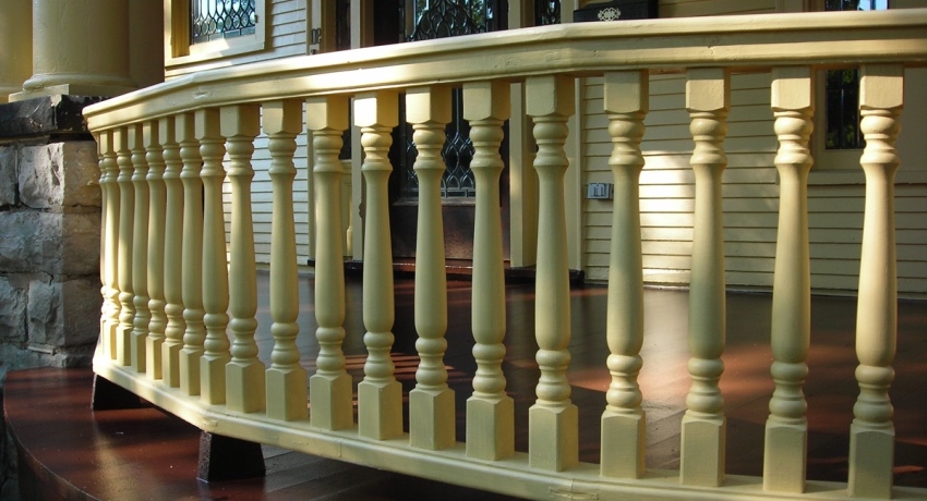 The aesthetics of wooden balusters are used not only for creating stairs, but also for decorating railings