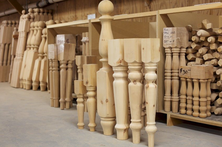 When choosing balusters, you should focus not only on the shape and appearance, but also on the type of wood from which they are made