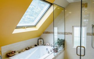 Glass curtain for the bathroom: reliable and practical protection against moisture