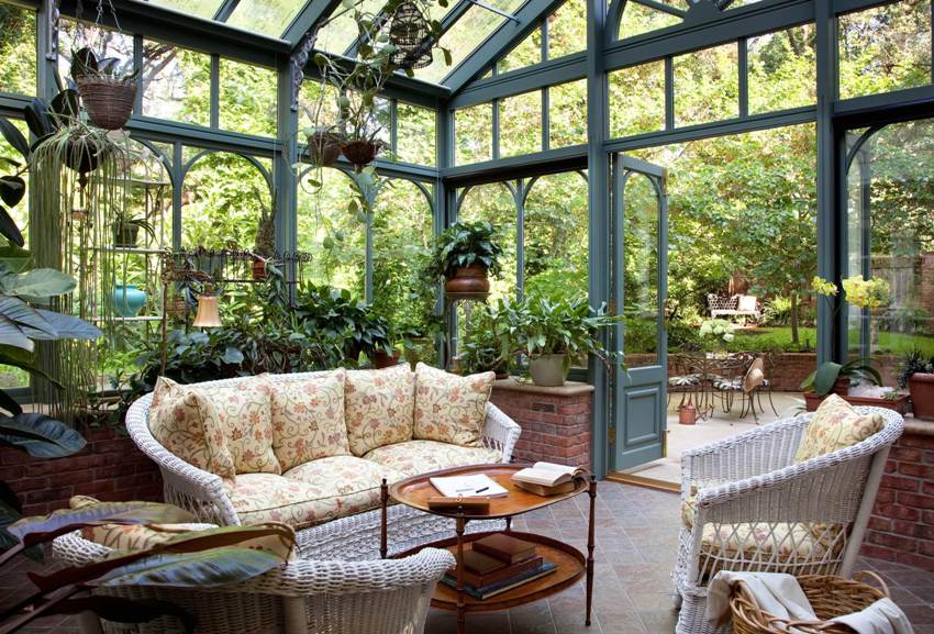 If initially winter gardens were used exclusively for breeding heat-loving exotic plants, now it can be a place for a living room, study, gallery or just relaxation.