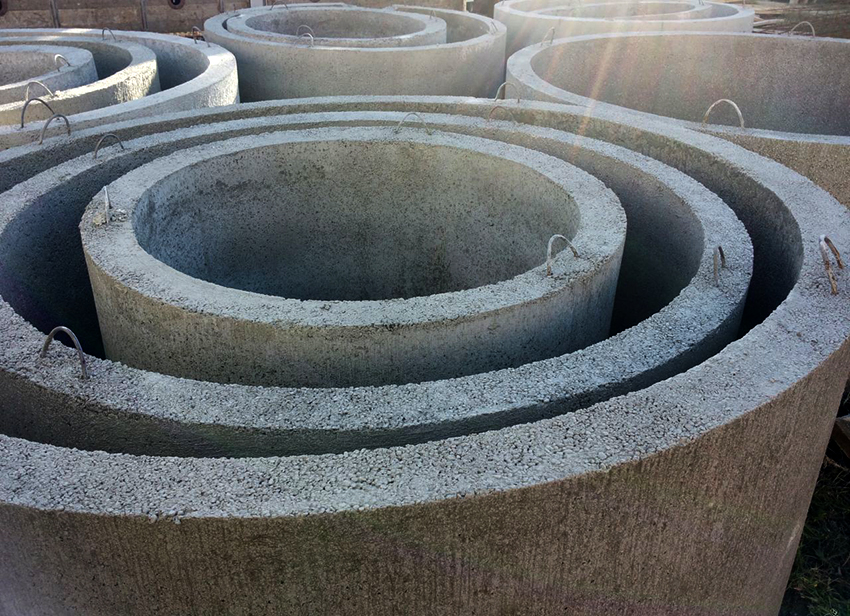 When choosing concrete rings, you need to pay attention to the size of the inner section, the width of the walls and the height of the ring.