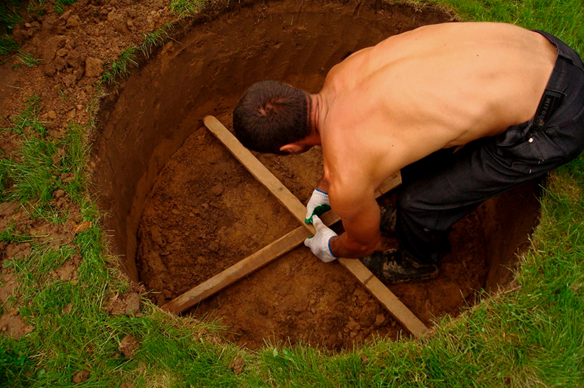 If you hire workers to dig a well, then the price will be 1000-2000 rubles. for 1 meter