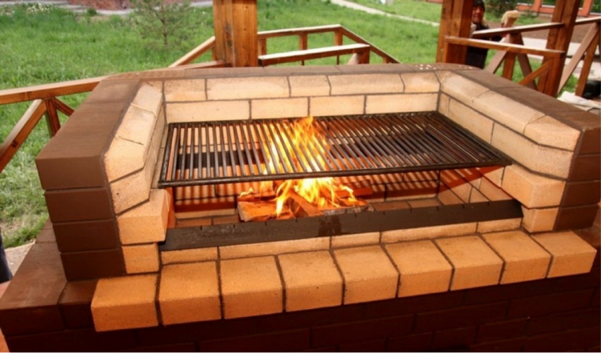 Most often, the width of the barbecue does not exceed 1 m, based on 10 skewers