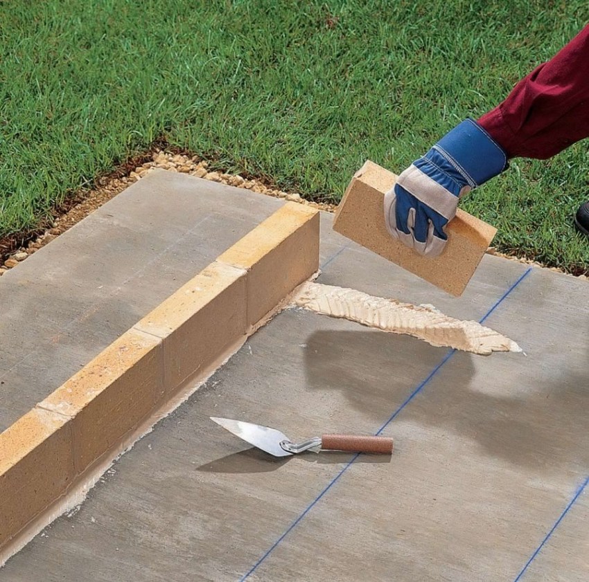 Det er nødvendig å legge ut den første raden av murstein på et forhåndsrenset fundament i en avstand på 10-20 cm fra kanten