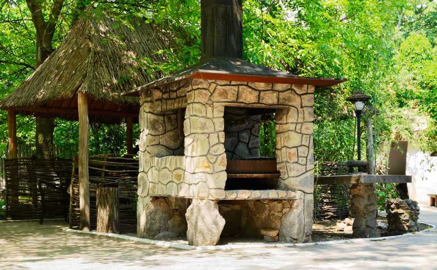 The simple construction of a stone barbecue allows you to build it yourself, without the outside help of specialists and additional equipment
