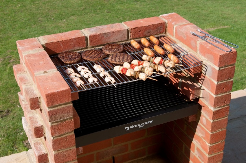 The main advantage of a brick barbecue is its high heat capacity, this material, unlike metal, retains heat very well