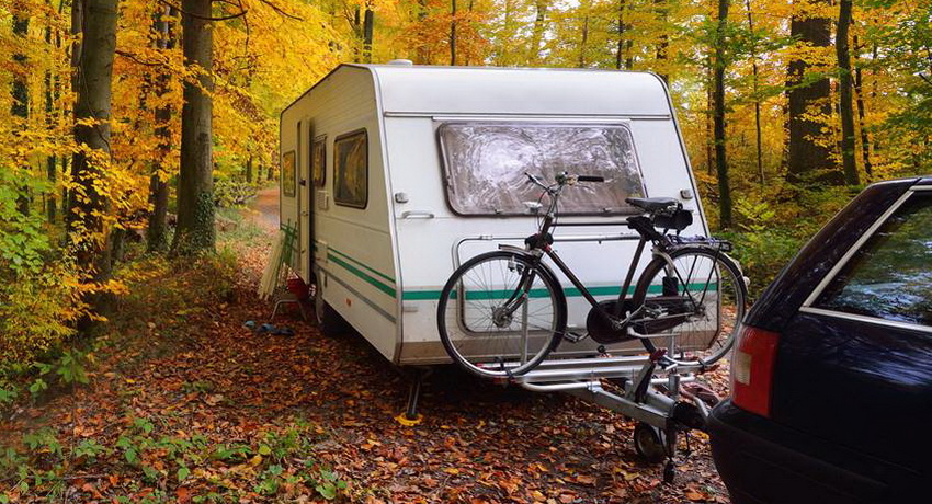 Residential trailer lar deg slappe av i naturen med komfort