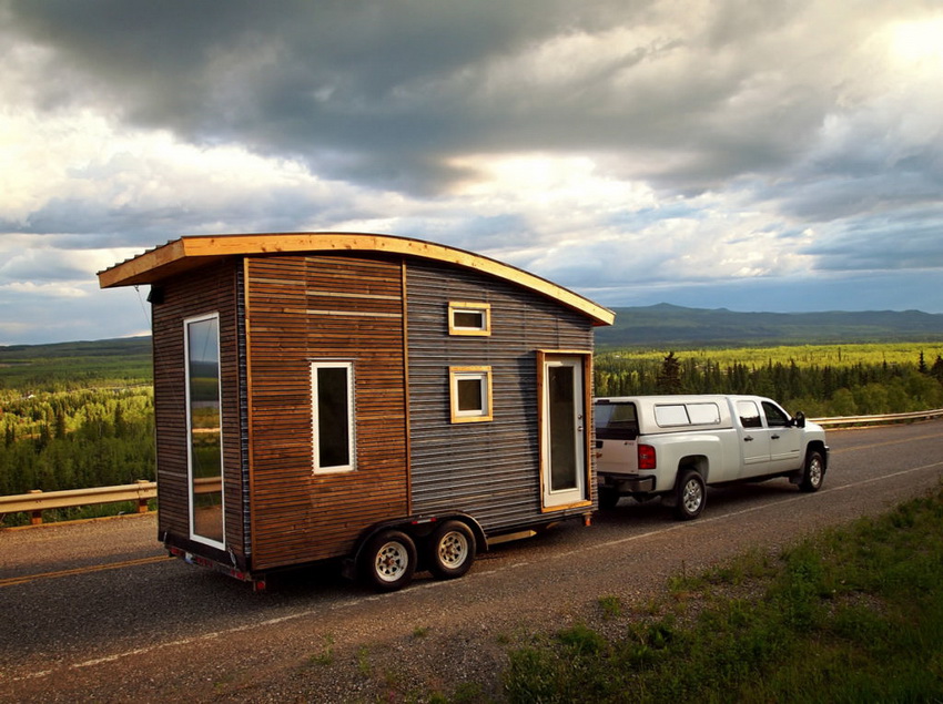 Dacha-traileren kan bringes og installeres på stedet i høstsesongen og tas med hjem om vinteren