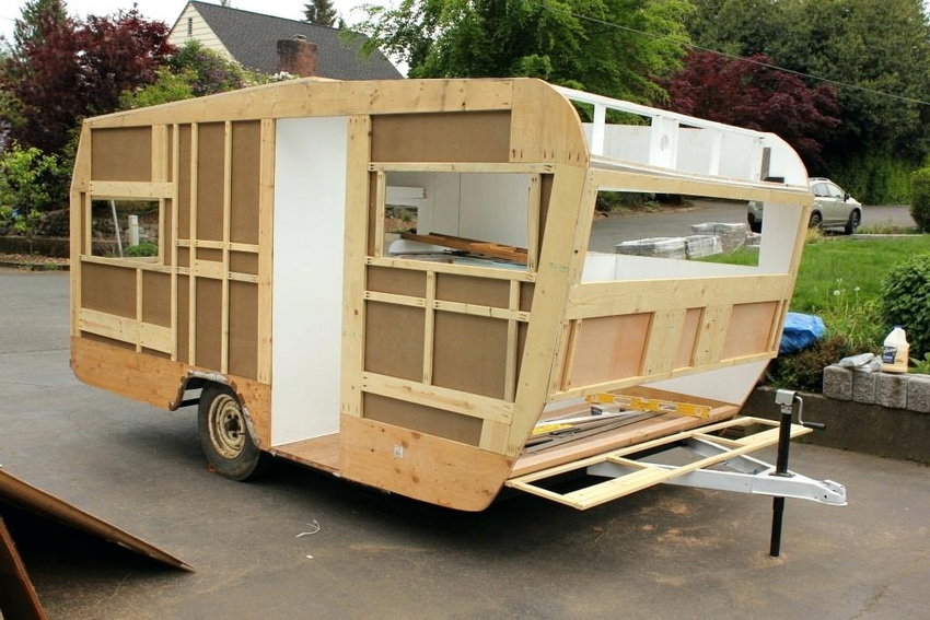Je docela možné postavit obytný dům na kolech nebo přívěsu sami, pokud máte potřebné materiály a určité dovednosti