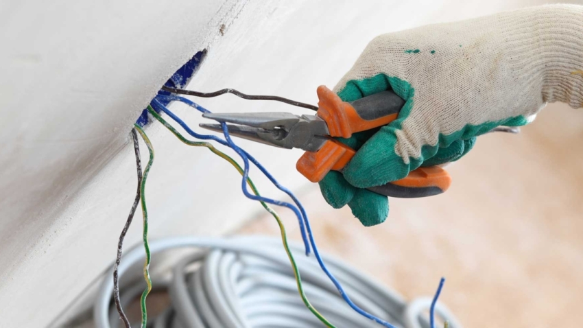 Mengganti elektrik di apartmen mesti bermula dengan pembongkaran rangkaian elektrik lama