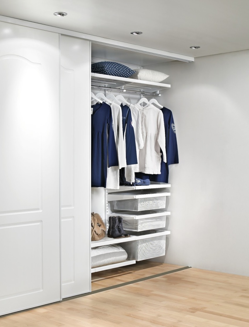 A common configuration of a built-in wardrobe is a model in which the walls of the room itself take on the role of the walls