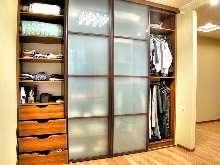 The cabinet models of the sliding wardrobe leave a gap to the ceiling, and the built-in ones completely cover the entire wall